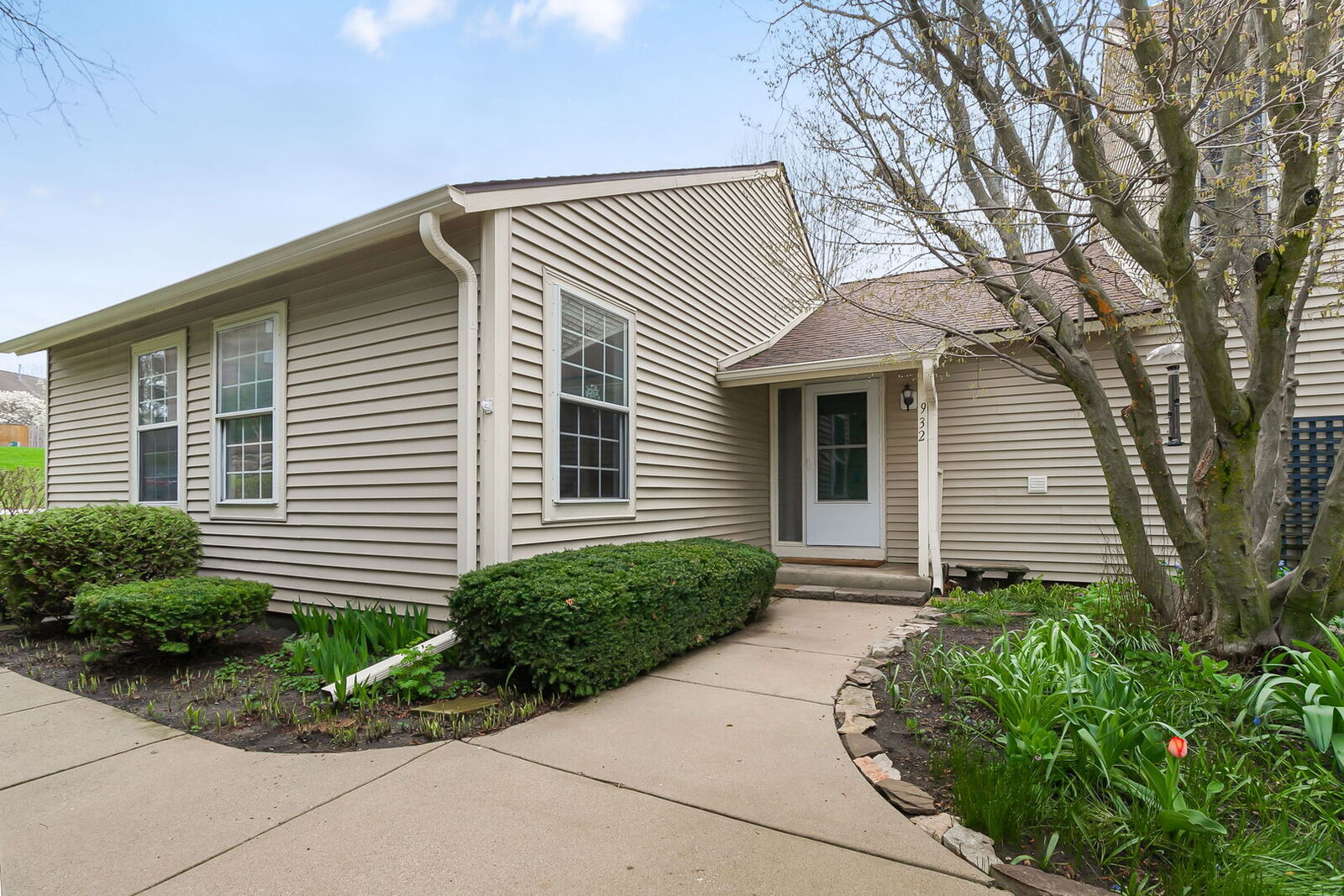 Property Photo:  932 Chase Court  IL 60031 