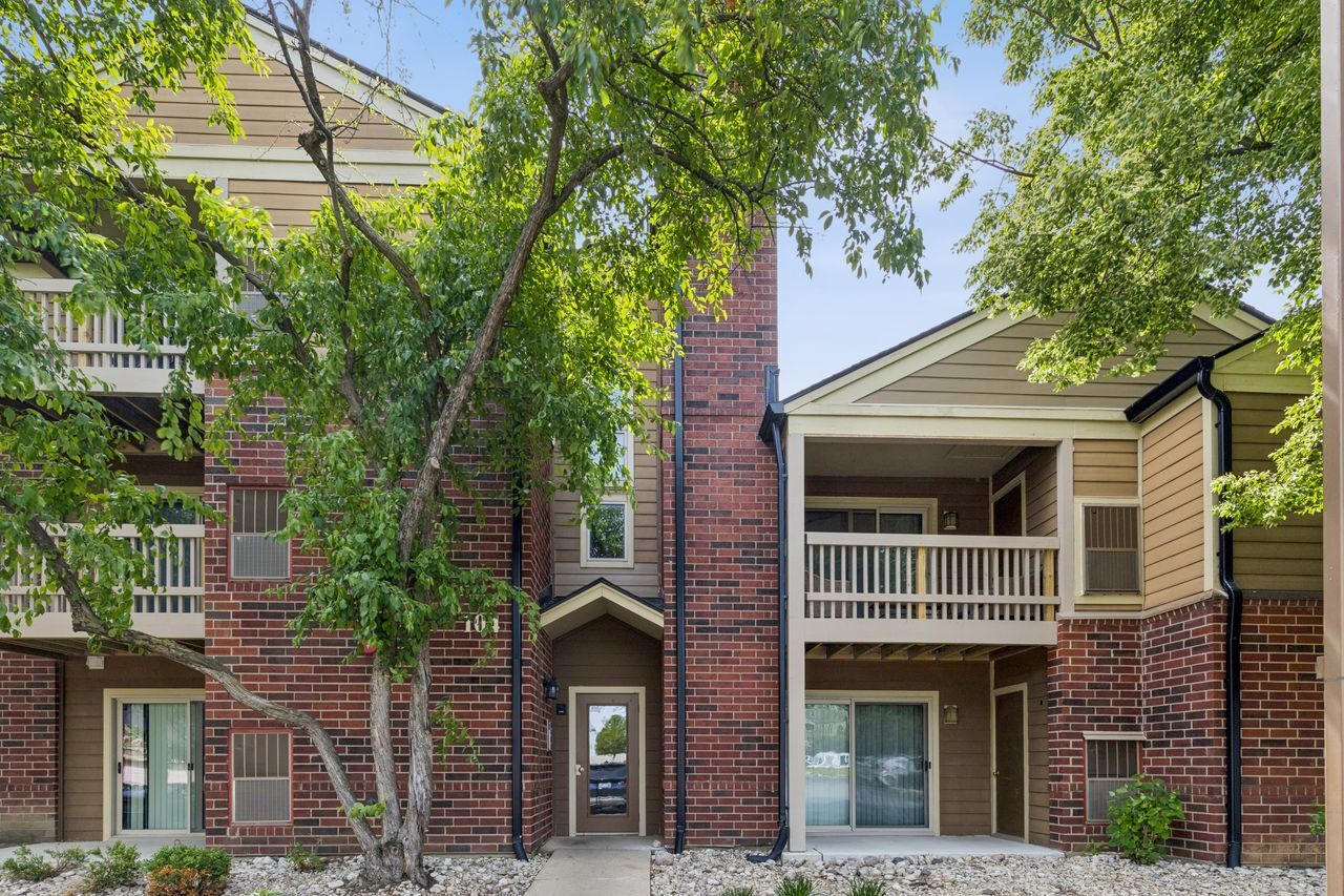 Property Photo:  104 Glengarry Drive 206  IL 60108 