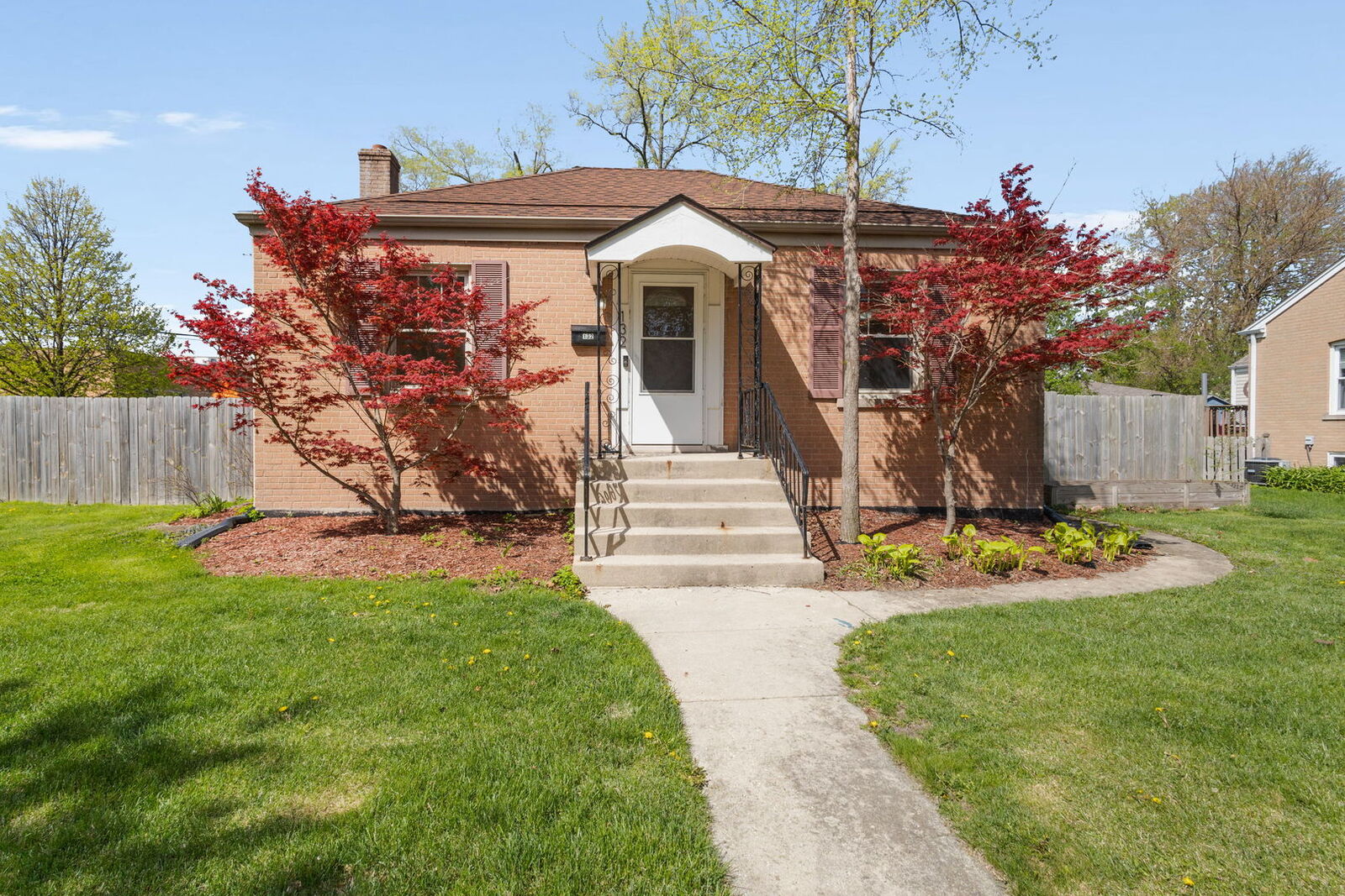 Property Photo:  132 Hiawatha Drive  IL 60514 
