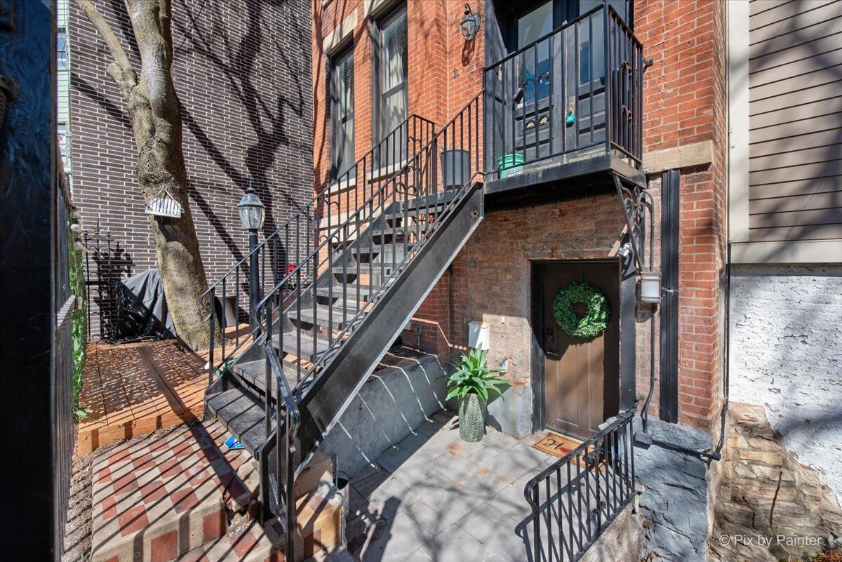 Property Photo:  1969 N Lincoln Avenue 1  IL 60614 