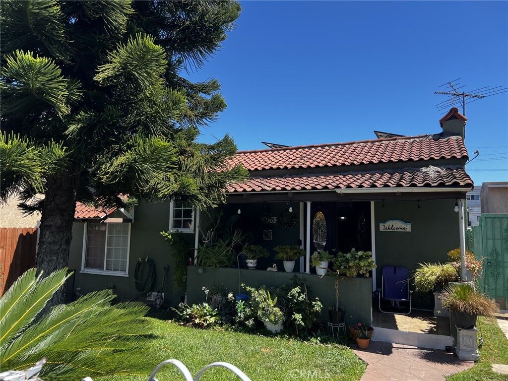 Property Photo:  2376 Locust Avenue  CA 90806 