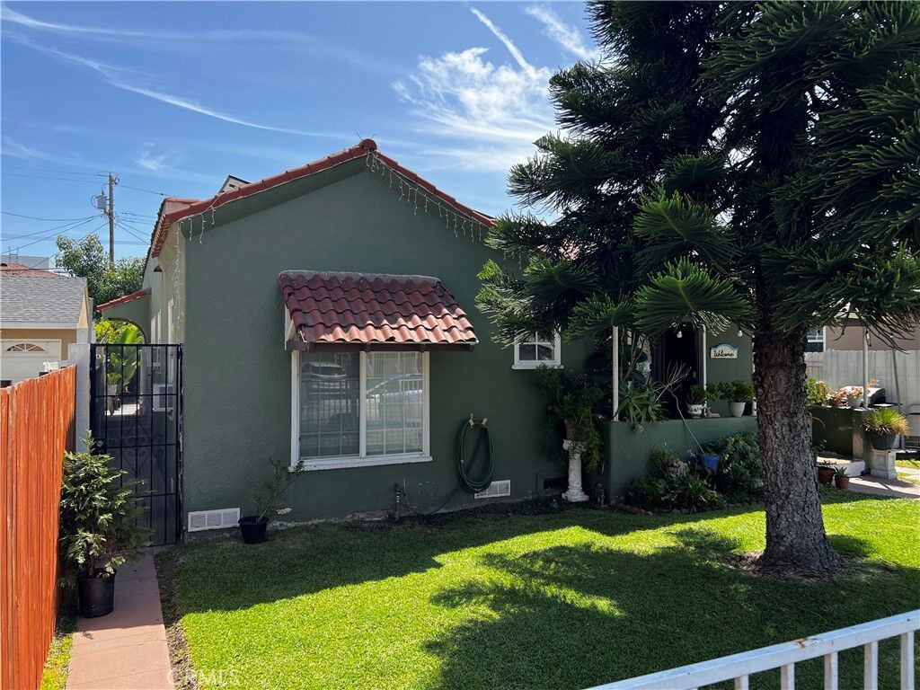 Property Photo:  2376 Locust Avenue  CA 90806 