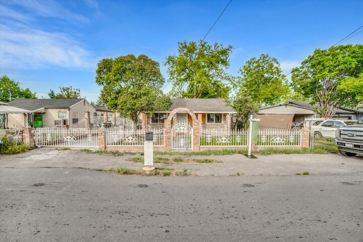 Property Photo: 511 S Gertrude Avenue CA 95215