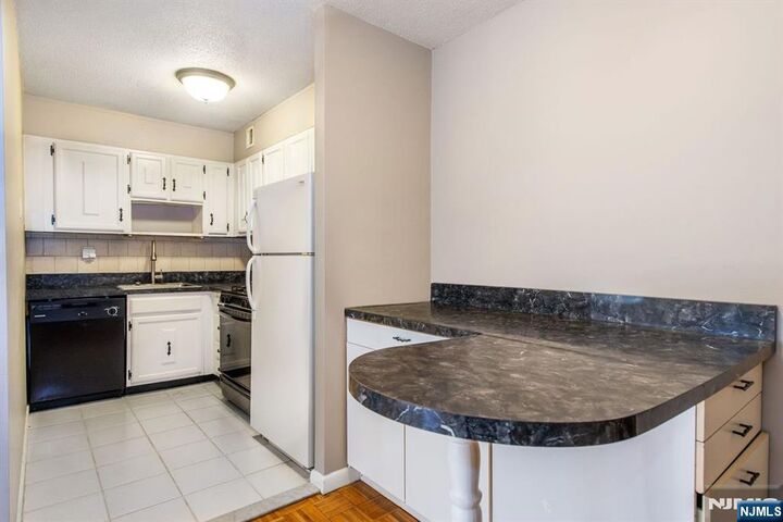 Property Photo:  150 Overlook Avenue 8J  NJ 07601 