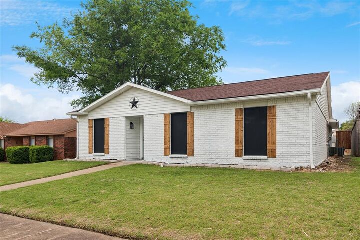 Property Photo: 7426 Cloverglen Drive TX 75249