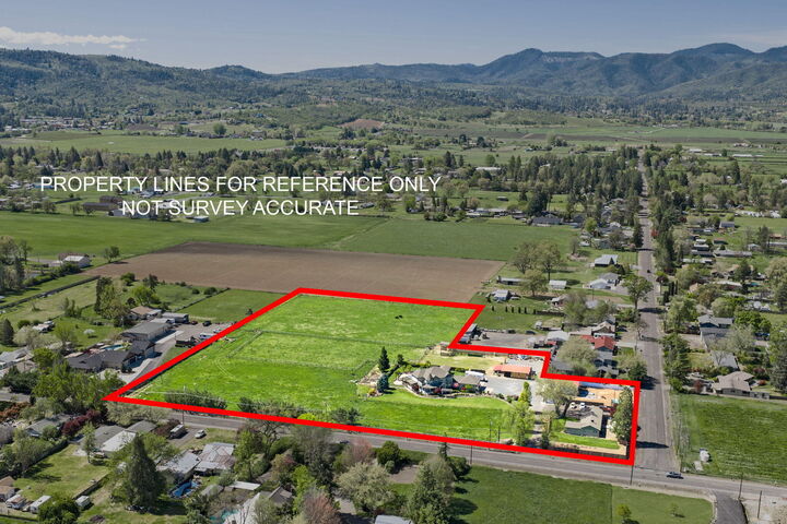 Property Photo:  826 Oak Grove Road  OR 97501 