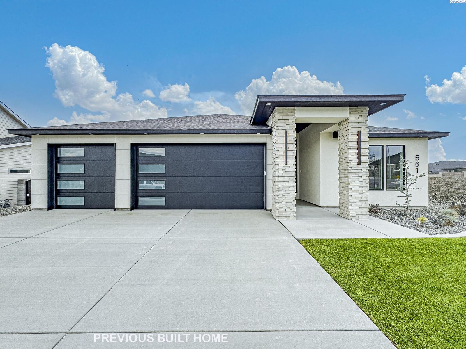 Property Photo:  2911 Meadowlark Ave  WA 99352 