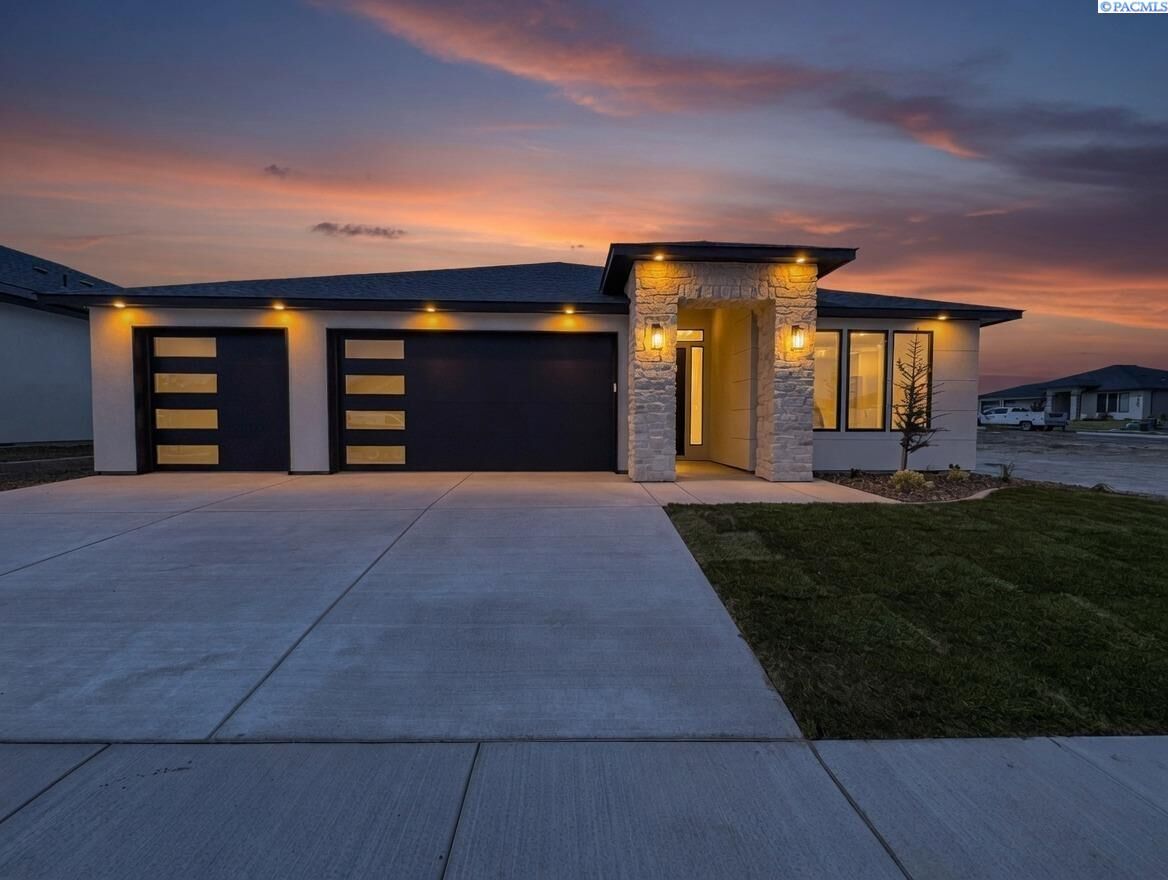 Property Photo:  2911 Meadowlark Ave  WA 99352 