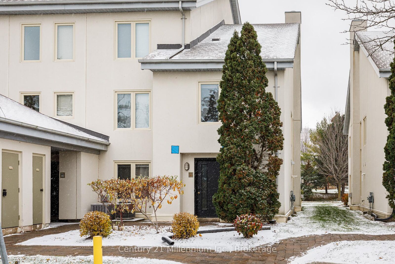 Property Photo:  110 Fairway Court 102  ON L9Y 0P8 