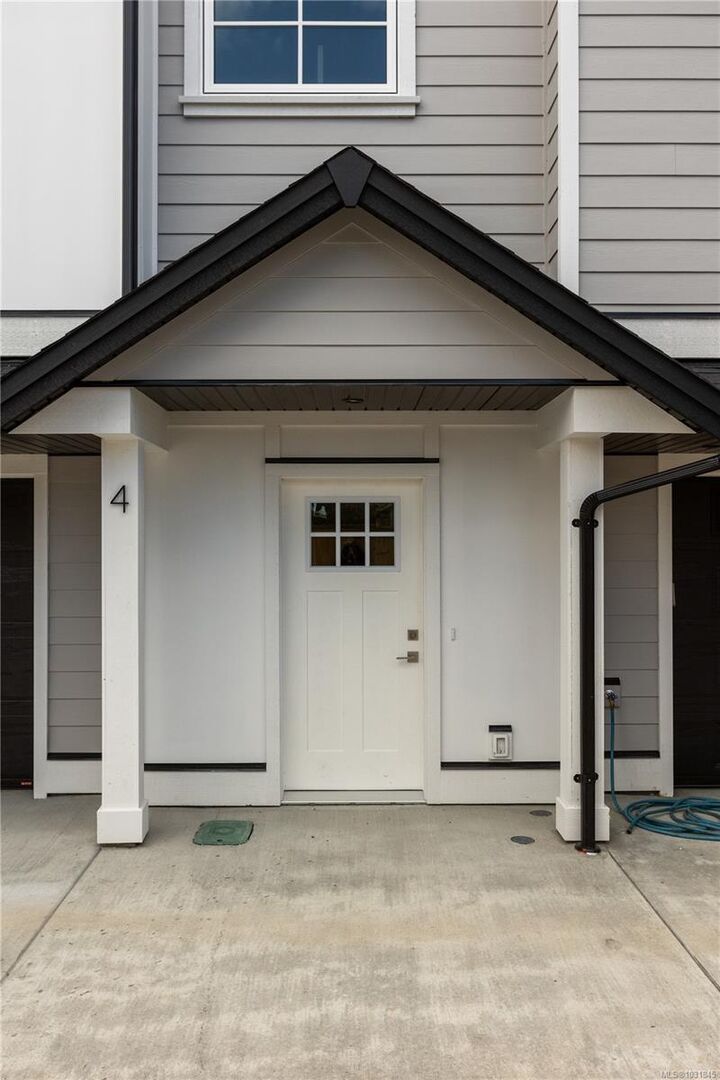 Property Photo: 990 McBriar Ave #4 BC V8X 3M3