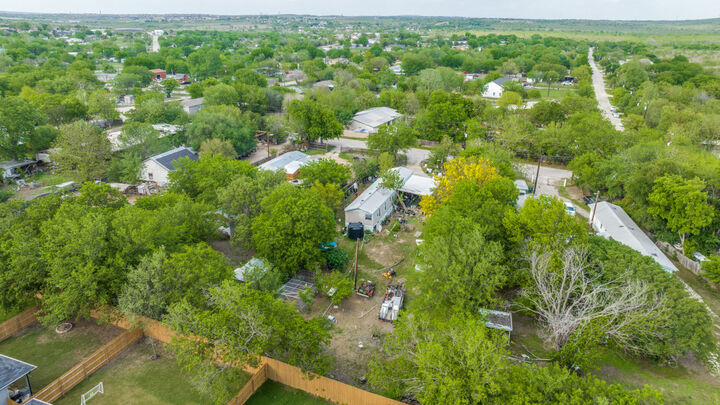 Property Photo:  404 Quail Run  TX 78610 