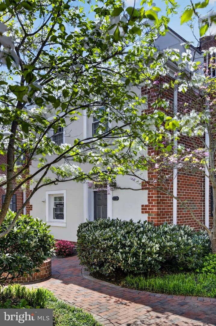 Property Photo: 1044 N Royal Street VA 22314