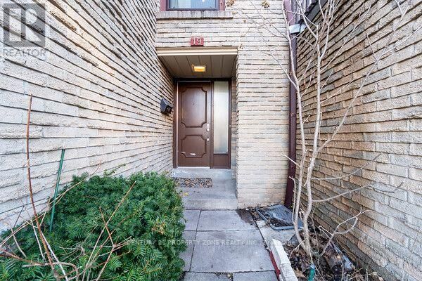 Property Photo:  6860 Glen Erin Drive West 19  ON L5N 2E1 