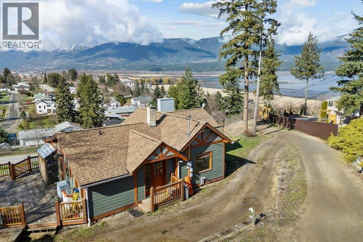 Property Photo:  1321 10 Avenue Northeast  BC V1E 2V6 