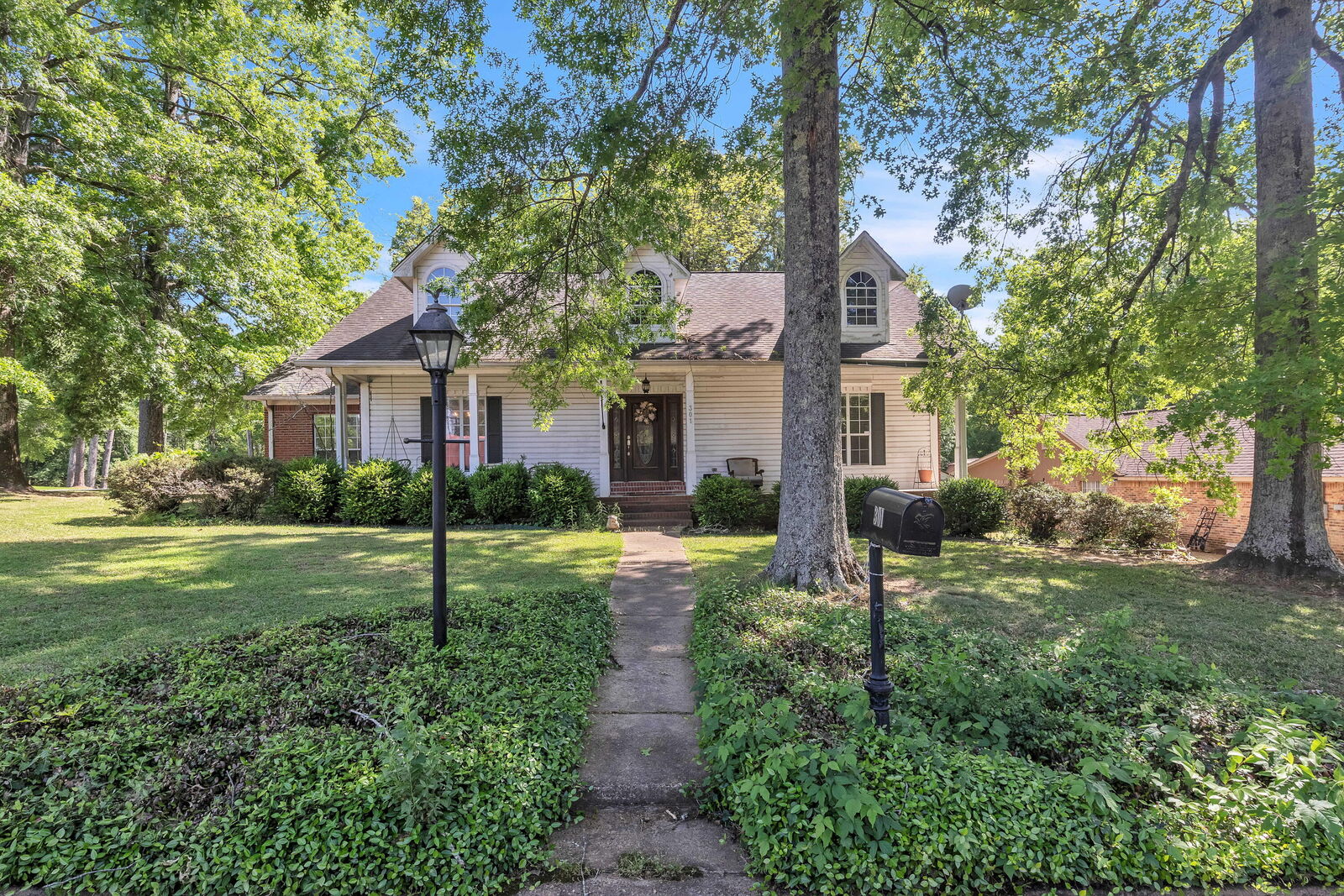 Property Photo:  301 Linden Circle  MS 39759 