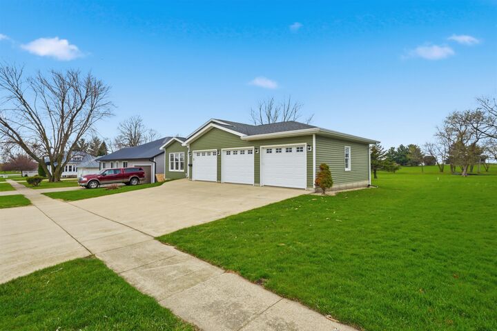 Property Photo:  303 S Chestnut Street  IA 52042 