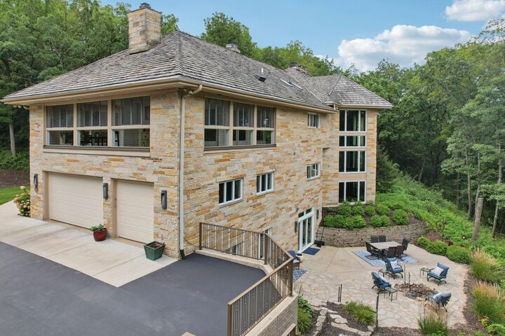 Property Photo:  N1w31286 Hickory Hollow Ct  WI 53018 