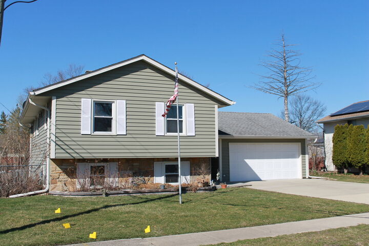 Property Photo:  1470 Elizabeth Street  IL 60139 