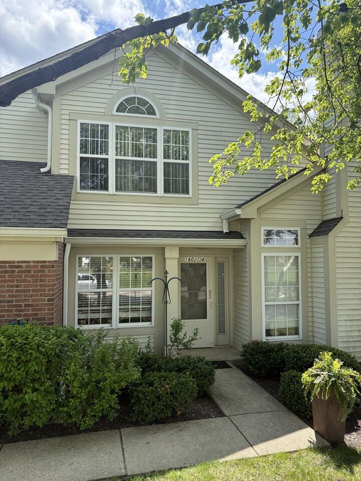 Property Photo:  1602 Columbia Circle 4  IL 60103 