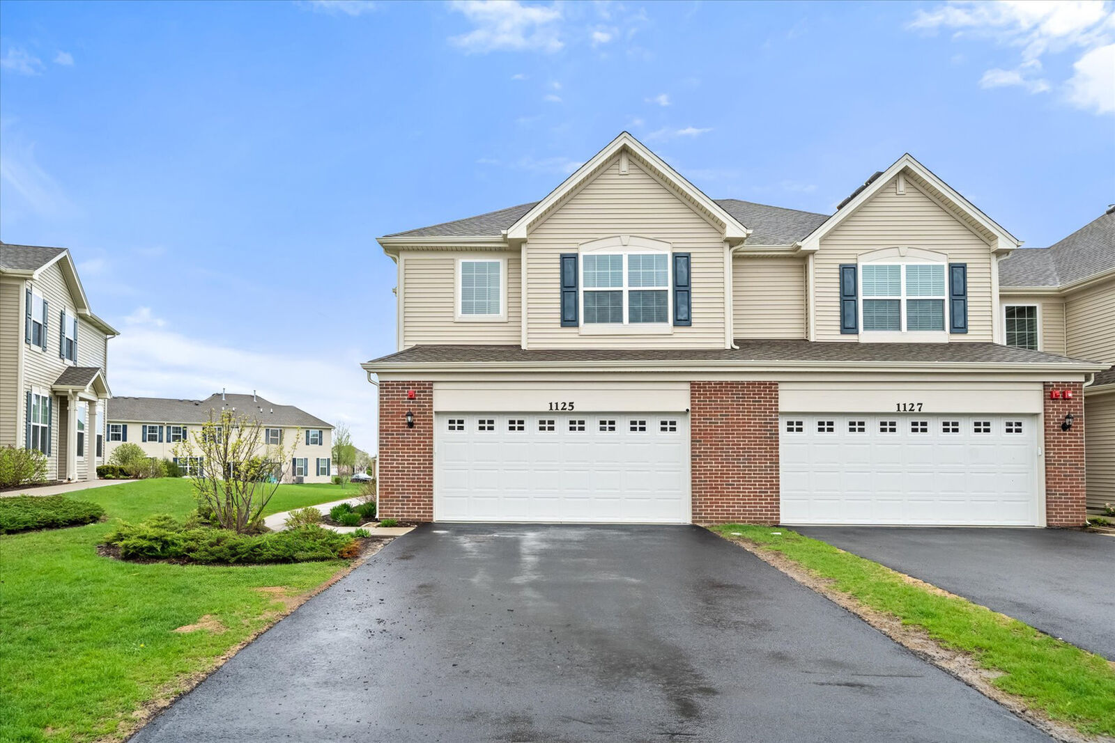 Property Photo:  1125 Hawk Hollow Drive  IL 60560 