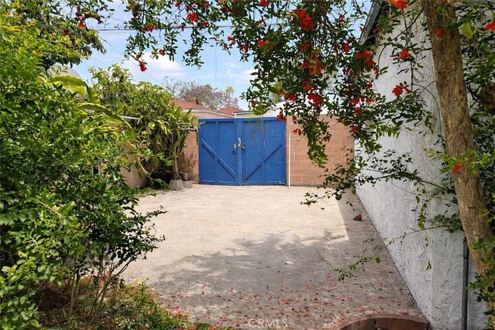 Property Photo:  1637 E Poppy Street  CA 90805 