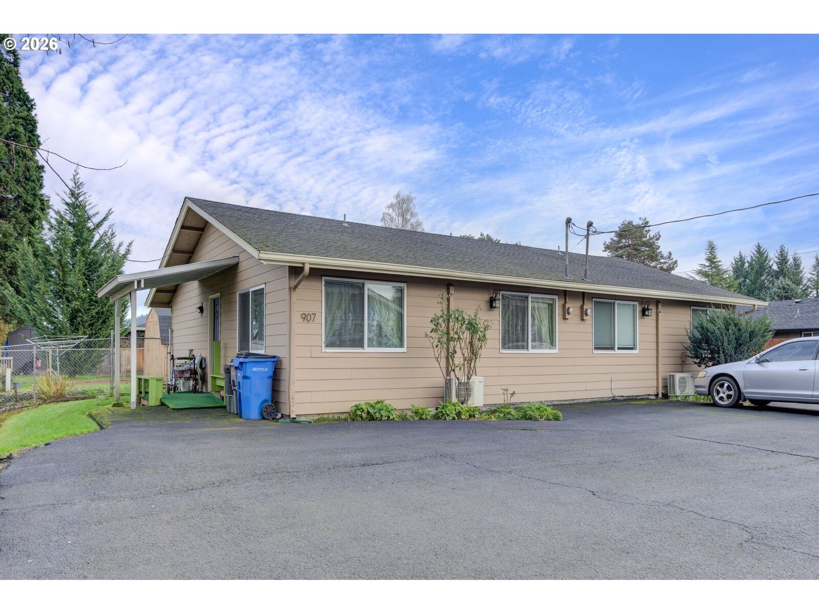 Property Photo:  907 NE 1st Ave  WA 98604 