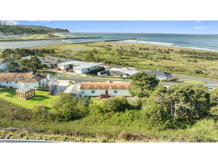 Property Photo:  94033 Doyle Point Rd  OR 97444 