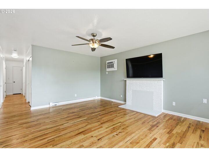 Property Photo:  1408 E 15th St  OR 97058 