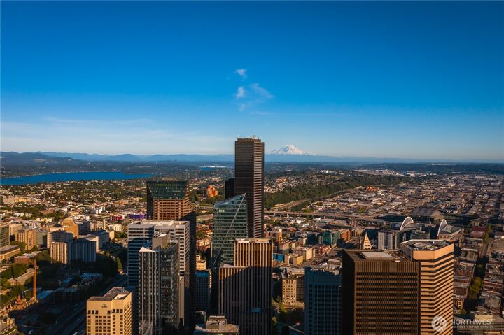 Property Photo:  1340  4th Avenue 5706  WA 98101 