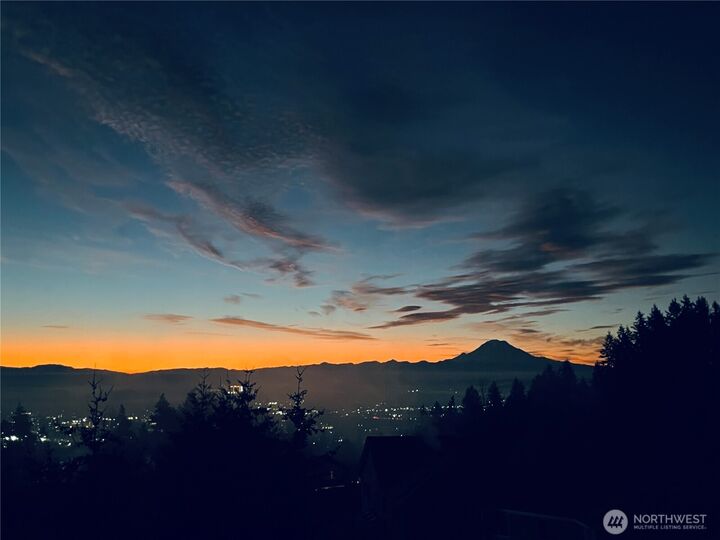 Property Photo:  1104  V Street NW  WA 98001 