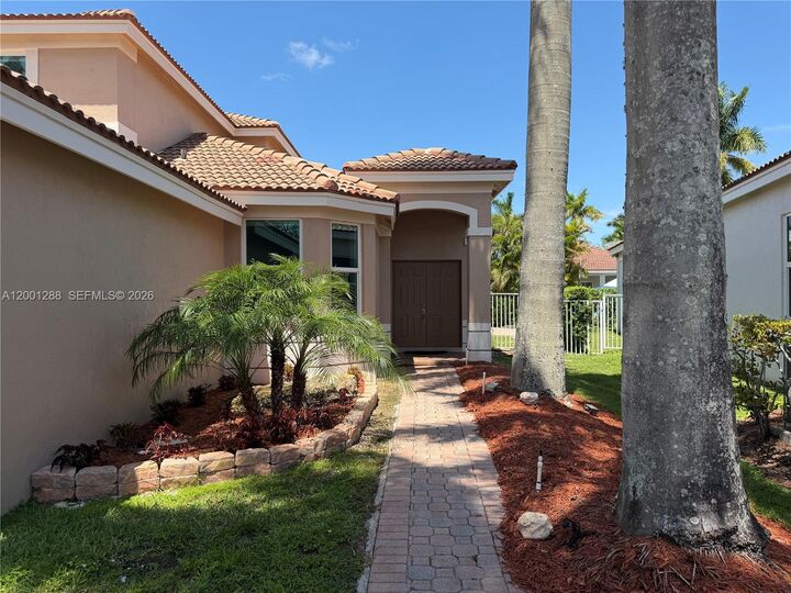 Property Photo: 1816 Aspen Ln FL 33327