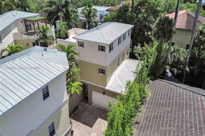 Property Photo:  822 SW 10th Street  FL 33315 