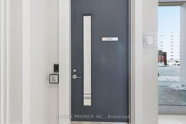 Property Photo: 212 King William Street 914 ON L6R 3N9
