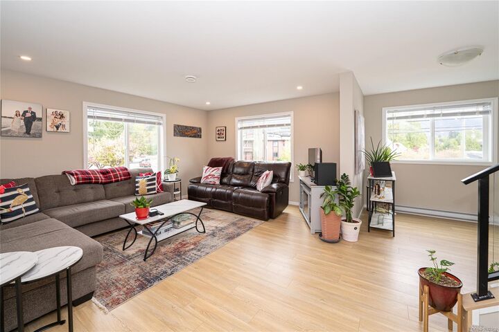 Property Photo: 50 King George St N #1 BC V0R 2G1