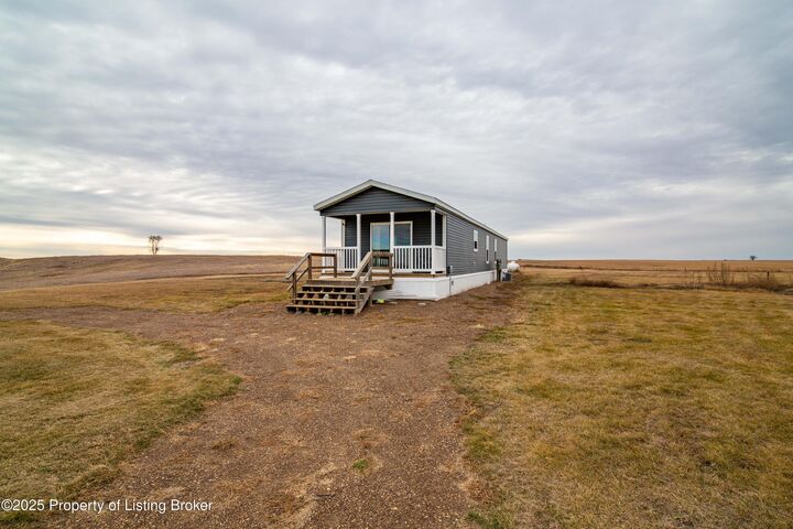 Property Photo:  6812 E Schatz Lane  ND 58533 