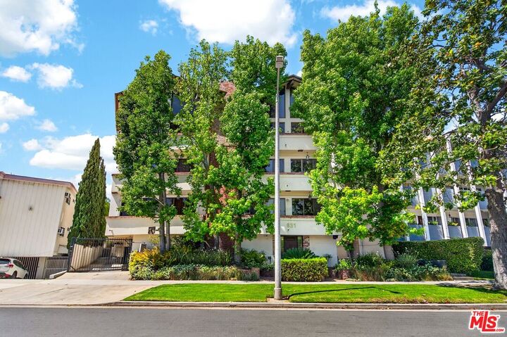 Property Photo:  831 S Gretna Green Way  CA 90049 