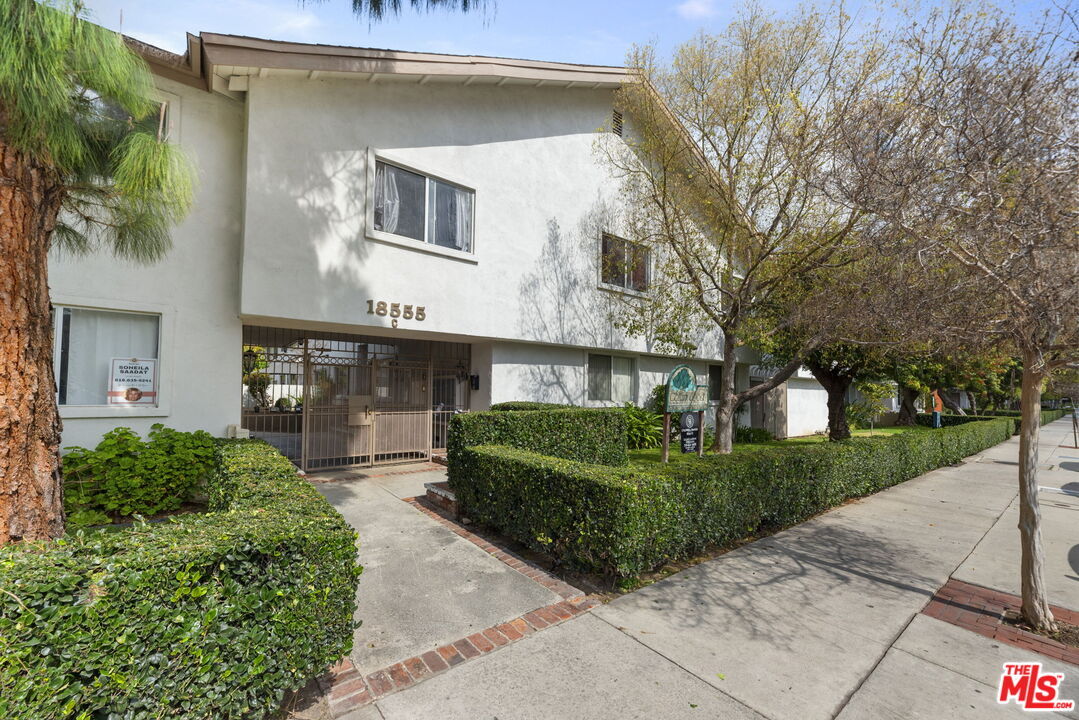 Property Photo:  18555 Collins St  CA 91356 