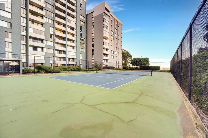 Property Photo:  555 Pierce St 520  CA 94706 