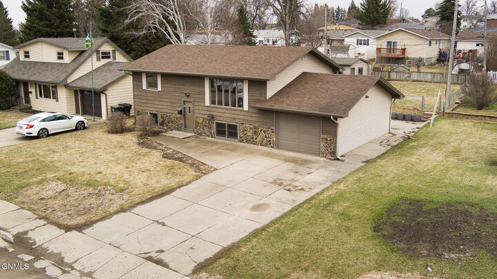 Property Photo:  609 14th Street NW  ND 58554 