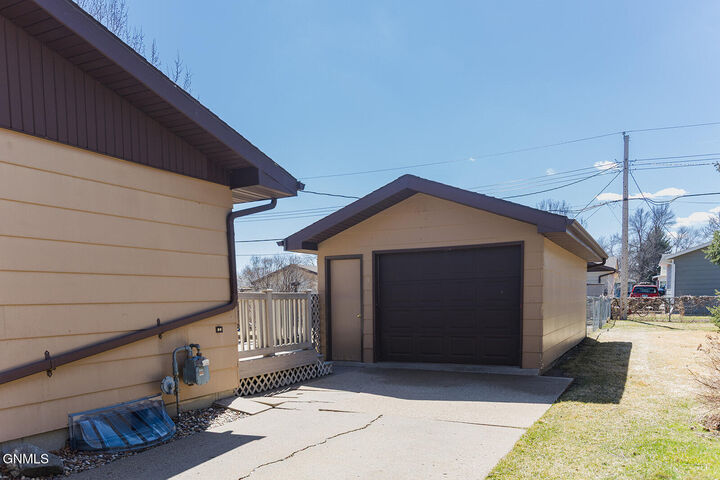Property Photo:  621 Garden Drive  ND 58504 