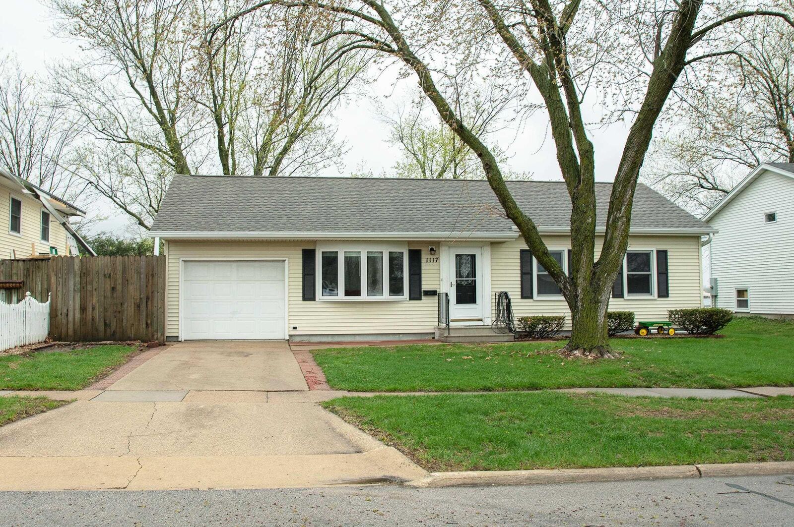 Property Photo:  1117 E Seerley Boulevard  IA 50613 