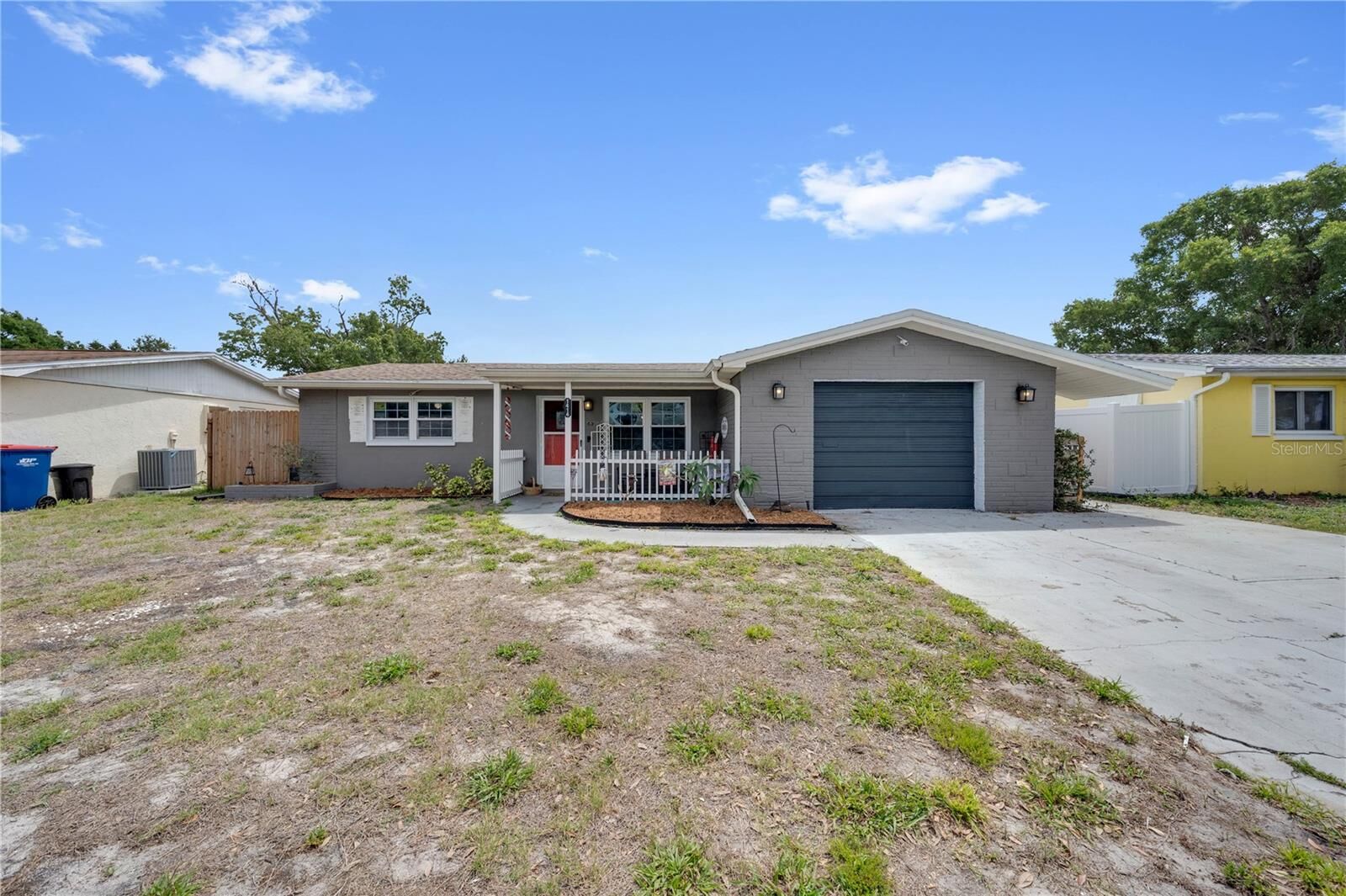 Property Photo:  1414 Whitehall Lane  FL 34691 