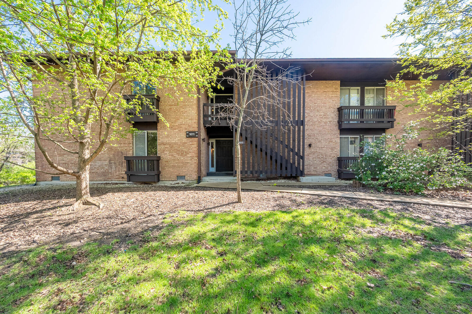 Property Photo: 1611 Maple Terrace 113-1G IL 60532