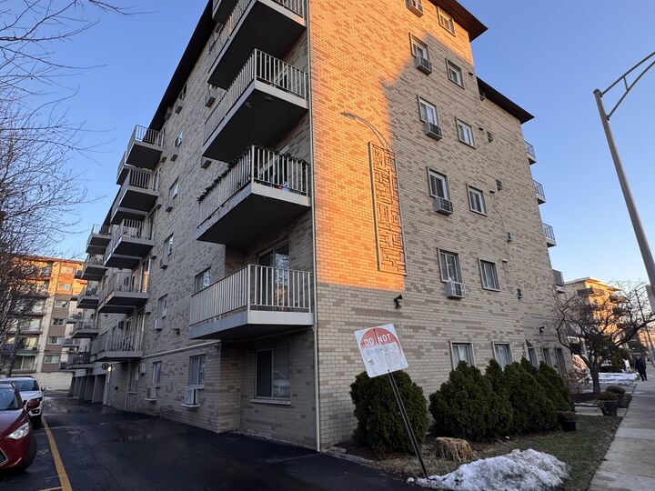 Property Photo: 300 Circle Avenue 3G IL 60130