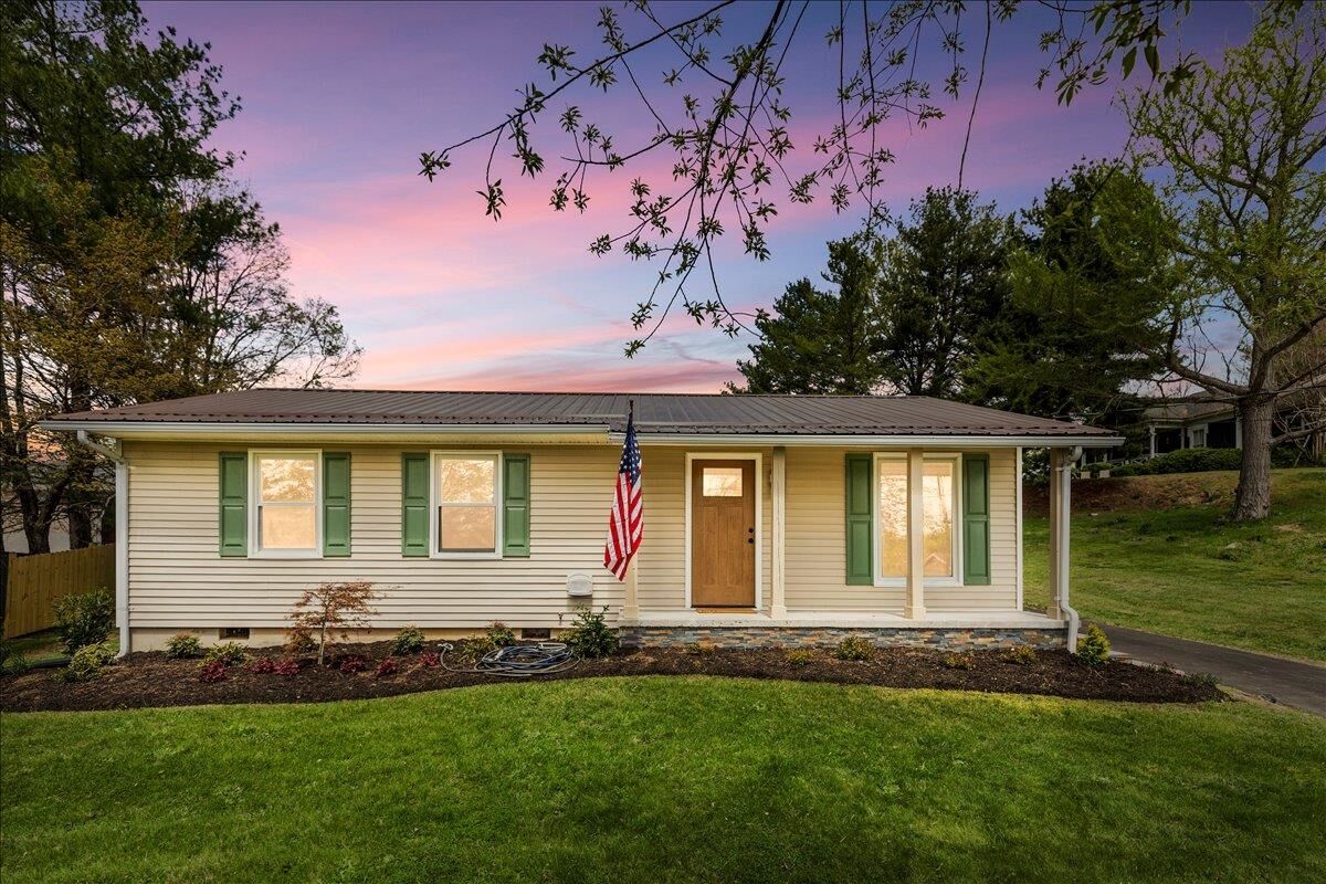 Property Photo:  490 Sunnyside Lane NE  VA 24073 