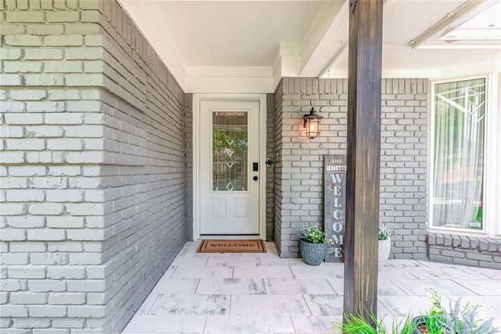 Property Photo:  1100 Byron Lane  TX 76012 