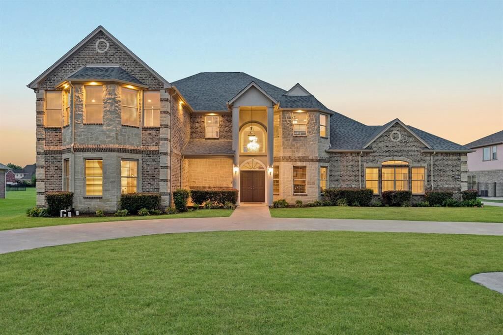 Property Photo:  2112 Becky Lane  TX 75104 