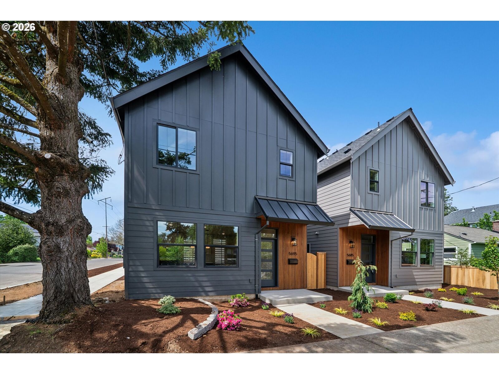 Property Photo:  5695 SE 60th Ave  OR 97206 