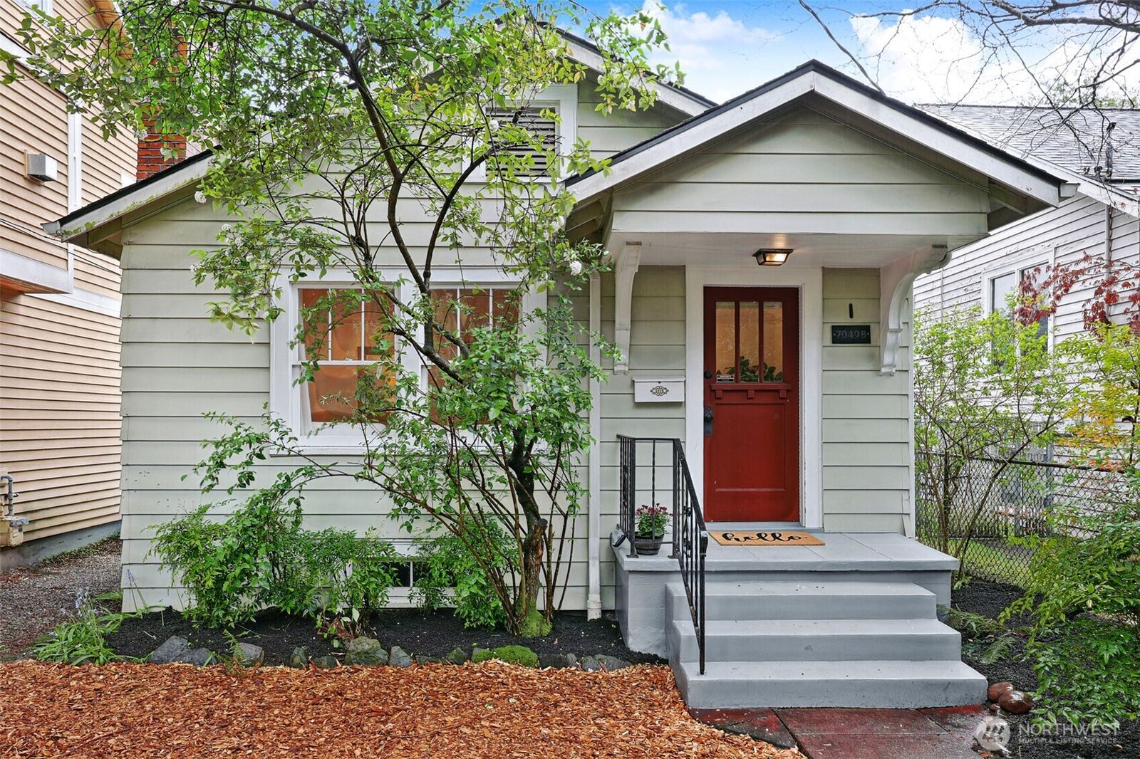 Property Photo:  7049  Ravenna Avenue NE B  WA 98115 