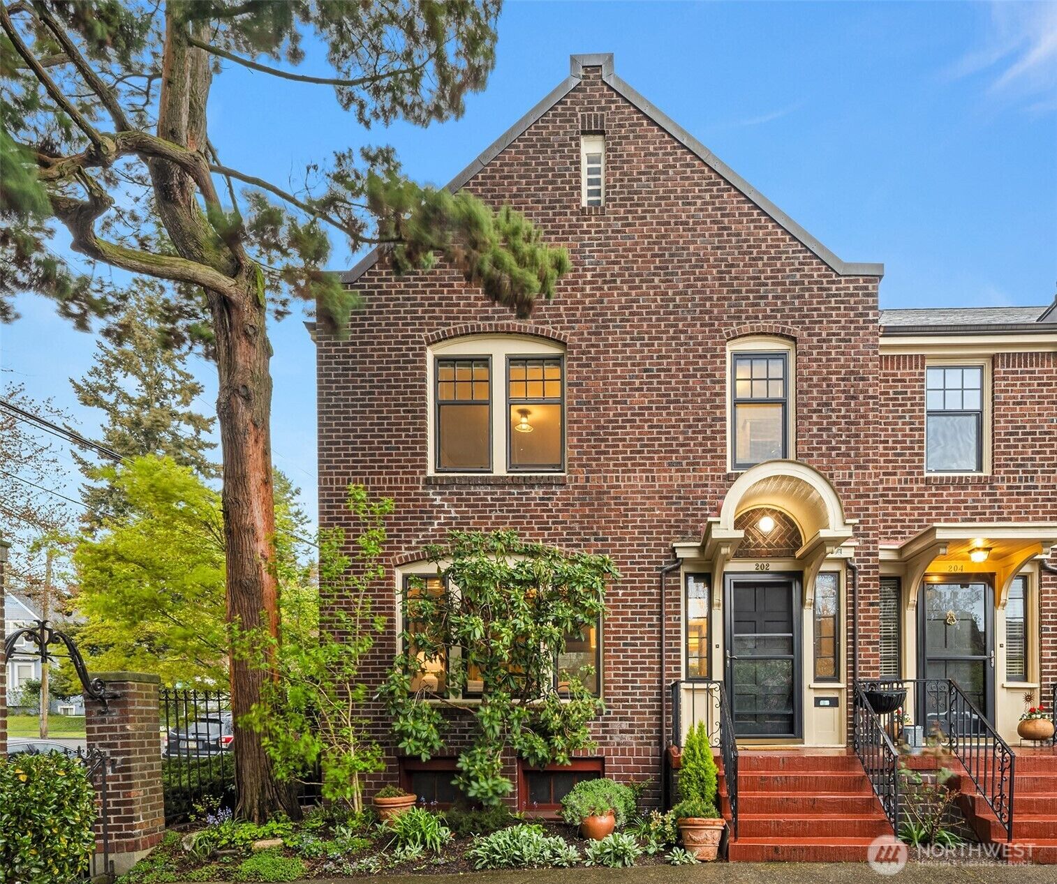 Property Photo:  4800  Fremont Avenue N 202  WA 98103 